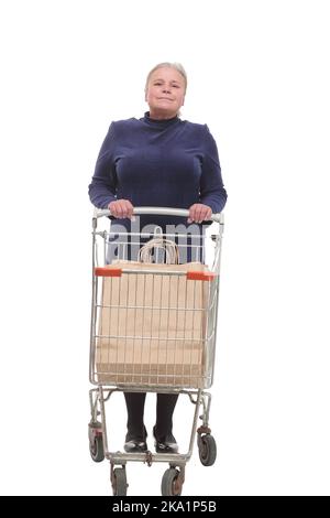 Sparo a tutta lunghezza di una donna anziana che spinge un carrello isolato su sfondo bianco Foto Stock