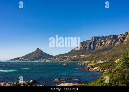 Vista verso Lion's Head e Camps Bay da Oudekraal, che mostra parte dei dodici Apostoli sulla destra. Città del Capo, Capo occidentale, Sudafrica. Foto Stock