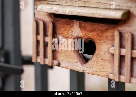 Cassetta postale in legno intagliato per lettere d'amore il giorno di San Valentino con slot a forma di cuore per la cassetta delle lettere Foto Stock