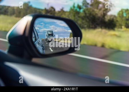Carrello americano nello specchietto retrovisore Foto Stock