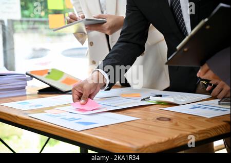 Immagine ritagliata, Gruppo di analisti finanziari di business brainstorming, pianificazione della loro strategia di investimento finanziario, controllo dei dati finanziari sul rapporto Tog Foto Stock