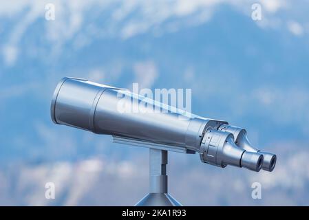 Binocoli sul punto panoramico di montagna all'ora del giorno. Foto Stock