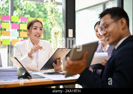 Membri del consiglio d'amministrazione o uomini d'affari asiatici professionisti che hanno una riunione formale nella sala riunioni. Foto Stock