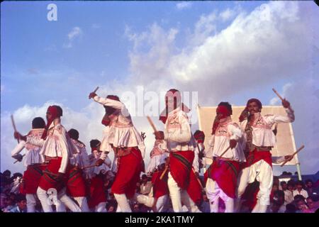 Fiera di Tarnetar a Saurashtra Gujrat:- basata sulle leggende di Swayamvara di Draupadi questa fiera è una celebrazione della danza folcloristica, della musica, dei costumi e delle arti di Gujrat, incentrata su giovani uomini e donne tribali in cerca di partner di matrimonio. Parola Tarnetar significa Trinetreshwar cioè un Dio con tre occhi - cioè Signore Shiv-Shankar. Durante il festival vengono eseguiti diversi tipi di forme di danza, tra cui la più famosa è Dandiya Raas. Foto Stock