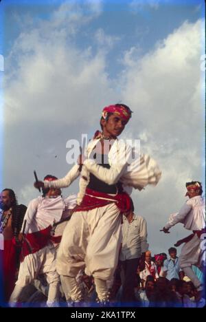 Fiera di Tarnetar a Saurashtra Gujrat:- basata sulle leggende di Swayamvara di Draupadi questa fiera è una celebrazione della danza folcloristica, della musica, dei costumi e delle arti di Gujrat, incentrata su giovani uomini e donne tribali in cerca di partner di matrimonio. Parola Tarnetar significa Trinetreshwar cioè un Dio con tre occhi - cioè Signore Shiv-Shankar. Durante il festival vengono eseguiti diversi tipi di forme di danza, tra cui la più famosa è Dandiya Raas. Foto Stock