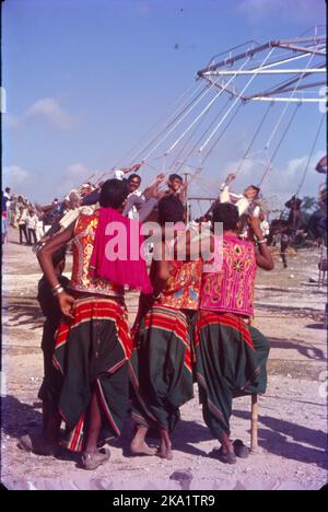 Fiera di Tarnetar a Saurashtra Gujrat:- basata sulle leggende di Swayamvara di Draupadi questa fiera è una celebrazione della danza folcloristica, della musica, dei costumi e delle arti di Gujrat, incentrata su giovani uomini e donne tribali in cerca di partner di matrimonio. Parola Tarnetar significa Trinetreshwar cioè un Dio con tre occhi - cioè Signore Shiv-Shankar. Durante il festival vengono eseguiti diversi tipi di forme di danza, tra cui la più famosa è Dandiya Raas. Foto Stock