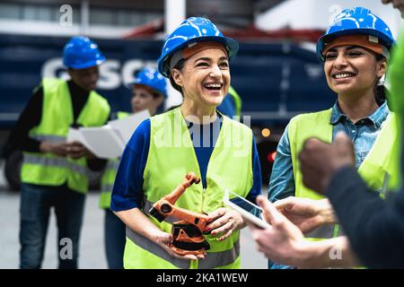 Team di ingegneri che lavorano in fabbrica robotica - concetto di industria tecnologica Foto Stock