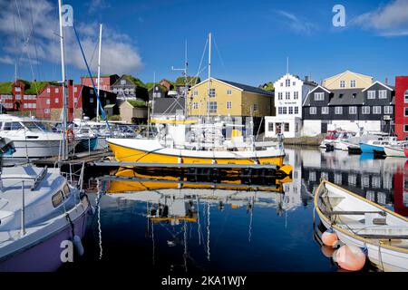 Riflessioni nella luce del mattino presto al porto di Torshavn, Isole Faroe, Danimarca. Include edifici con tetto in erba sintetica. Foto Stock