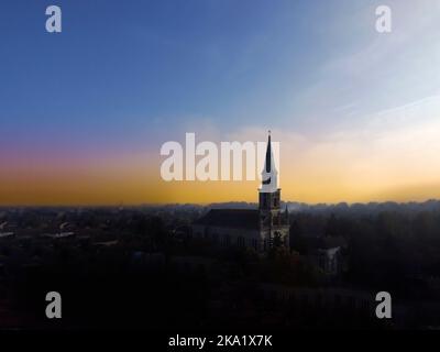 Bella chiesa cattolica in un piccolo villaggio accogliente Foto Stock