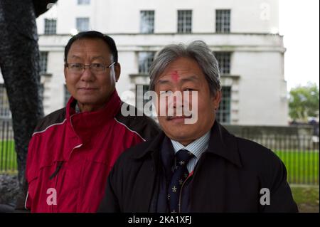 Gyanraj Rai ha proseguito lo sciopero della fame il 7th 2013 novembre per protestare contro il trattamento di Gurkhas da parte del governo britannico, Whitehall London. Foto Stock