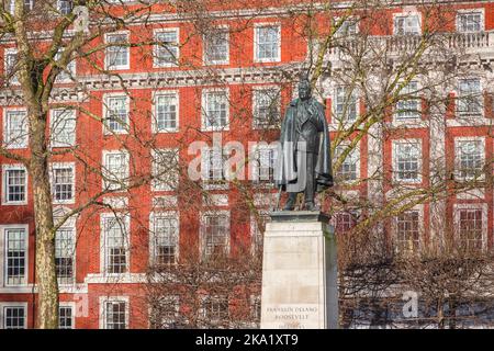 Una statua di Franklin Roosevelt in mostra a Grosvenor Square, nel quartiere Mayfair di Londra, Regno Unito Foto Stock