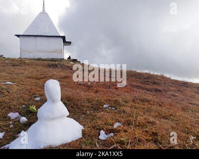 Un piccolo tempio triangolare o luogo di preghiera della divinità indù . Questi piccoli monumenti triangolari sono molto comuni nella religione indù come luogo di culto . Dehra Foto Stock