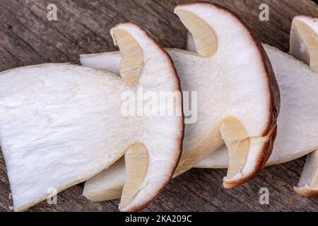 Funghi porcini tagliati su sfondo ligneo, macro fotografia Foto Stock