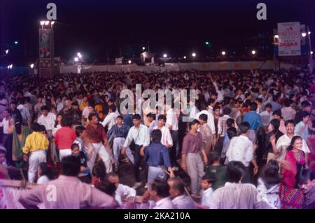 Navratri, che significa 'nove notti', è uno dei festival indù più popolari e più celebrati in molte parti dell'India. Villaggi e città, la gente si riunisce in spazi aperti per celebrare la divinità femminile, chiamato Shakti. Questo è noto come ras garba & dandiya, che utilizza bastoni di legno. Foto Stock