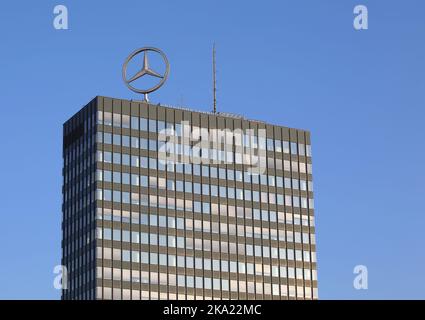 BERLINO, GERMANIA-FEBBRAIO 27:il logo Mercedes Benz sulla parte superiore dell'edificio con Blue Sky background. Febbraio 27,2015 a Berlino, Germania Foto Stock