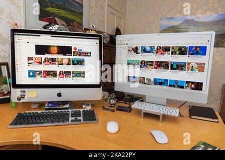 Due computer Mac Apple vecchi e nuovi affiancati su una scrivania. Foto Stock