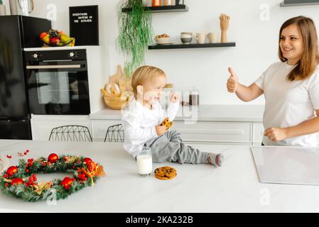 La famiglia si sta preparando per Natale. Mostrarsi classe e pollici in su Foto Stock