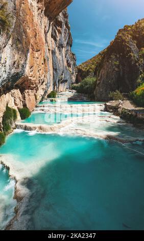 Piscine naturali di Millpu a Huancaraylla. Lagune turchesi vicino Ayacucho, destinazione di viaggio in Perù Foto Stock