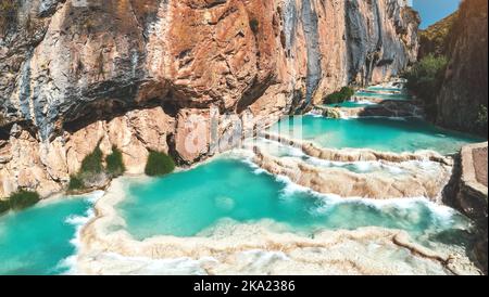 Piscine naturali di Millpu a Huancaraylla. Lagune turchesi vicino Ayacucho, destinazione di viaggio in Perù Foto Stock