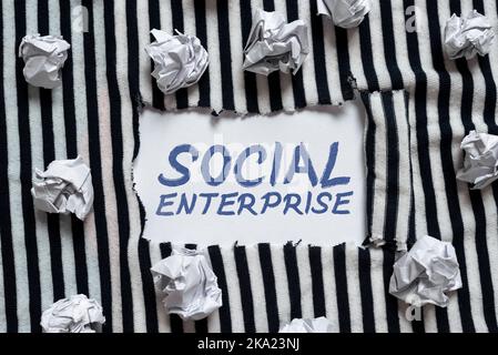 Cartello che mostra Social Enterprise. Idea di business è un business che ha obiettivi civili specifici Foto Stock