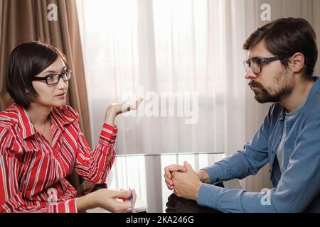 concetto di home office, apprendimento remoto e marketing online. Coppia che lavora in ufficio a casa, moglie aiuta marito a prepararsi per il colloquio di lavoro Foto Stock