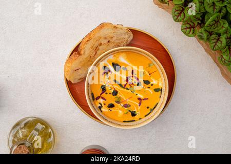 Porzione di zuppa di lenticchie con pane tostato Foto Stock
