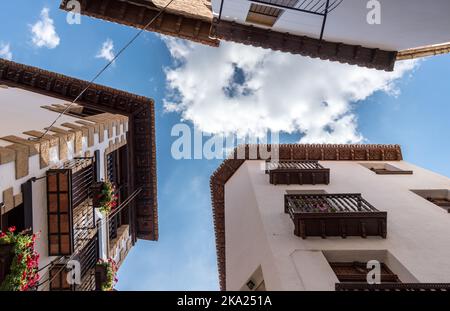 Navate in legno di case vecchio villaggio di Spagna, scultura in legno blu cielo e nuvole vista, edificio tradizionale architettura Foto Stock