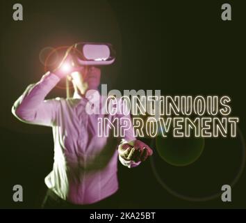 Didascalia di testo che presenta il miglioramento continuo. Concetto del Internet che fa i piccoli miglioramenti costanti nel tempo Donna che prende l'addestramento professionale Foto Stock