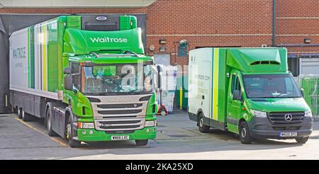 Waitrose supply chain camion grande negozio camion sulla baia di scarico accanto a piccolo locale negozio di alimentari di consegna furgone carico ordini di shopping online Inghilterra UK Foto Stock