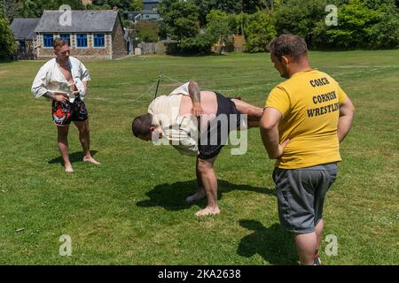 Allenatori che insegnano le regole e le tecniche di Cornish Wrestling prima dell'inizio del Grand Cornish Wrestling Tournament sul pittoresco villaggio g Foto Stock