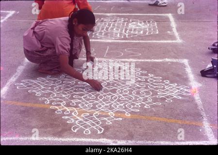 Pongal - viene il 14th gennaio, ed è celebrato per il 4days, è fondamentalmente una festa del raccolto, come questo festival è celebrato per ringraziare Sun Dio, Signore Indra per aver aiutato gli agricoltori a ottenere raccolti migliori resa. Pongal è un festival agricolo che porta entusiasmo per la gente del Tamil Nadu, parte di Andhra Pradesh, e Telangana, la parola Pongal in Tamil significa traboccante. Foto Stock