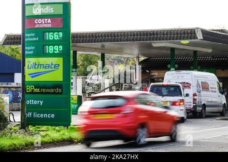 Bristol, Regno Unito. 31st Ott 2022. I prezzi della benzina e del gasolio sono di nuovo in aumento e continuano ad aumentare il costo della vita. La figura mostra la stazione di servizio BP e Londis sulla A38. Credit: JMF News/Alamy Live News Foto Stock