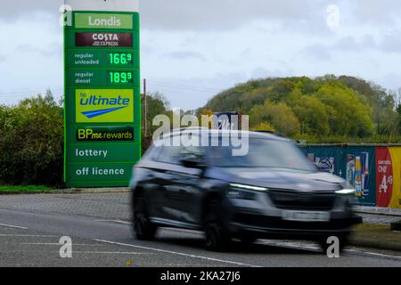 Bristol, Regno Unito. 31st Ott 2022. I prezzi della benzina e del gasolio sono di nuovo in aumento e continuano ad aumentare il costo della vita. La figura mostra la stazione di servizio BP e Londis sulla A38. Credit: JMF News/Alamy Live News Foto Stock