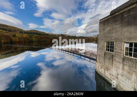 Pitlochry (Scozia) diga del fiume che riflette cielo nuvoloso e alberi Foto Stock