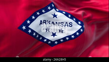 Vista ravvicinata dell'onda della bandiera di stato dell'Arkansas. Arkansas è uno stato degli Stati Uniti. Sfondo a trama di tessuto. Messa a fuoco selettiva Foto Stock