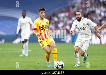 Valery Fernandez del Girona FC e Daniel Carvajal del Real Madrid durante il campionato spagnolo la Liga partita di calcio tra il Real Madrid e il Girona FC il 30 ottobre 2022 allo stadio Santiago Bernabeu di Madrid, Spagna - Foto: Oscar J Barroso/DPPI/LiveMedia Foto Stock