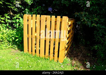 Bidone di compost del giardino fatto in casa fatto da pallet di legno - John Gollop Foto Stock