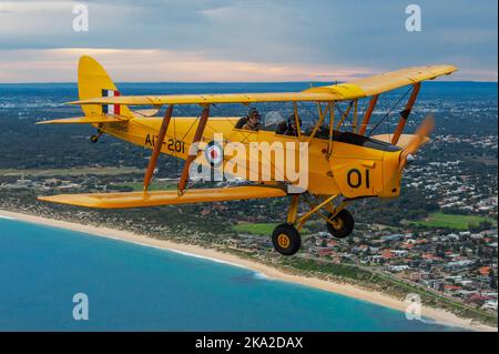 Un ritratto Air to Air (A2A) di una DH.82 Tiger Moth in volo sulle spiagge settentrionali di Perth, Australia Occidentale. Foto Stock