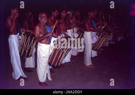 Onam è un festival celebrato dai malesi in Kerala o in qualsiasi altra parte del mondo per celebrare la casa del Grande Re Mahabali. Si dice anche di segnare la stagione del raccolto per il Kerala. La festa dura dieci giorni ed è celebrata con un grande splendore. Gli altri festeggiamenti sono: Design floreale di fronte alle case, pasto di festa con 13 articoli serviti sulla foglia di cocco tra cui Payasam (Stew dolce), Snake Boat Races ad Allapuzha. Foto Stock