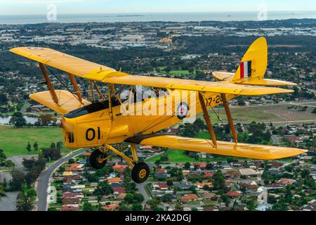 Un ritratto Air to Air (A2A) di una DH.82 Tiger Moth in volo. Foto Stock