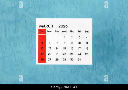 Marzo 2023 Calendario mensile di 2023 anno su sfondo blu. Foto Stock