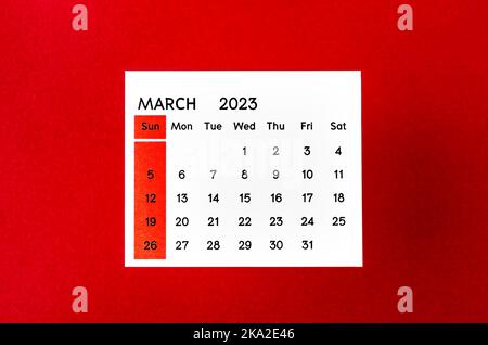 Marzo 2023 Calendario mensile di 2023 anno su sfondo rosso. Foto Stock