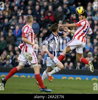 24th novembre 2012 - Barclays Premier League - West Bromwich Albion Vs. Stoke City - Ryan Shotton di Stoke City si allontana da Zoltan Gera di West Bromwich Albion - Photo: Paul Roberts/Pathos. Foto Stock