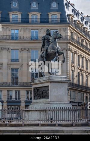 Statua equestre del re Luigi XIV di Francia vestita da imperatore romano e montata su un cavallo di praning, Place des Victoires, Parigi, Francia Foto Stock