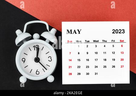 Maggio 2023 Calendario mensile per 2023 anno con sveglia vintage su sfondo nero e rosso. Foto Stock