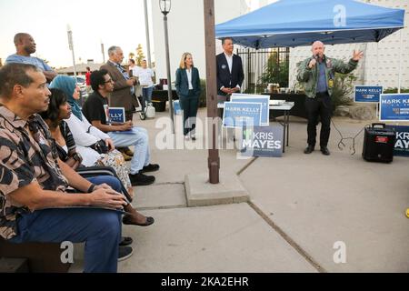 STATI UNITI. 28th Ott 2022. Il senatore dell'Arizona Mark Kelly è stato Unito dal senatore della California Alex Padilla per salutare i primi elettori fuori dalla Chiesa Metodista unita di Maryvale Bridge a Phoenix, Arizona USA, il 28 ottobre 2022. Kelly è in una stretta gara contro il candidato repubblicano Blake Masters, i recenti sondaggi hanno dimostrato che la leadership di Kelly si è ridotta a pochi punti, il che ha fatto un percorso ristretto verso la vittoria per i democratici in Arizona. (Foto di: Alexandra Buxbaum/Sipa USA) Credit: Sipa USA/Alamy Live News Foto Stock