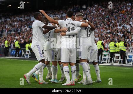 Madrid, Spagna. 28th Ott 2022. I giocatori del Real Madrid festeggiano il 30 ottobre 2022 durante il giorno 12 della partita della Liga tra il Real Madrid CF e il Girona FC allo stadio Santiago Bernabeu di Madrid. (Foto di Edward F. Peters/Sipa USA) Credit: Sipa USA/Alamy Live News Foto Stock