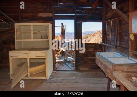 Cucina a casa in rovina a Ashford Mine in Black Mountains, Mojave Desert, Death Valley National Park, California, USA Foto Stock
