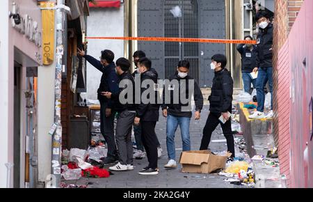 Seul, Corea del Sud. 31st Ott 2022. South Korean National Forensic Research Institute and Police Scientific Investigation Unit percezione congiunta di un incidente mortale a seguito dei festeggiamenti di Halloween di sabato sera a Seoul, Corea del Sud, il 31 ottobre 2022. L'incidente ha causato 154 vittime, di cui 26 stranieri. (Foto di Lee Young-ho/Sipa USA) Credit: Sipa USA/Alamy Live News Foto Stock