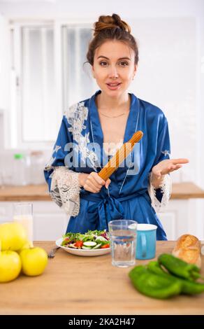 Ritratto di casalinga con perno di rotolamento Foto Stock